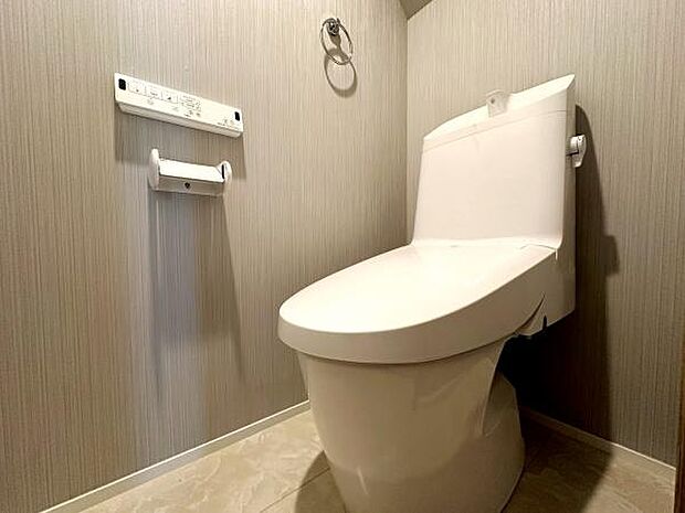 トイレは温水洗浄機能搭載なので清潔に気持ちよくお使いいただけます。ボタン一つで心地良い温水での素早い洗浄が可能！暖房便座で寒い日もあたたかです。