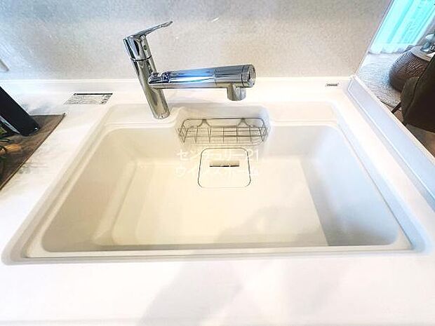 食器や野菜などの水洗いや、シンクのお掃除がスムーズにこなせるハンドシャワーのついた水栓。浄水器一体型なので便利です！浄水を通したお水は、安心してお料理に使えますね。