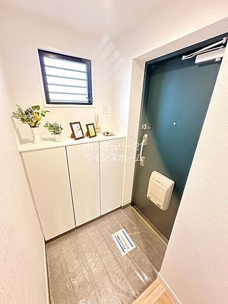 家の第一印象を決めるエントランスはいつもキレイにしておきたいもの。そこで玄関には収納力の高いシューズボックスを完備しました！写真のようにカウンター部分にお花や小物を飾ってもいいですね。