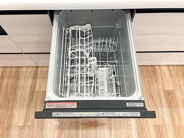 キッチンにはビルトイン食洗機を完備しました。手洗いに比べ水の使用量が少なくて済み、高温洗浄で除菌効果があり、油汚れもスッキリ！後片付けの手間が省けるので、食後はゆっくりしてくださいね。