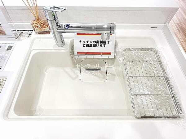 食器や野菜などの水洗いやシンクのお掃除がスムーズにこなせる、ハンドシャワータイプのキッチン水栓。浄水器一体型なので便利です！浄水器を通したお水は安心してお料理に使えますね。