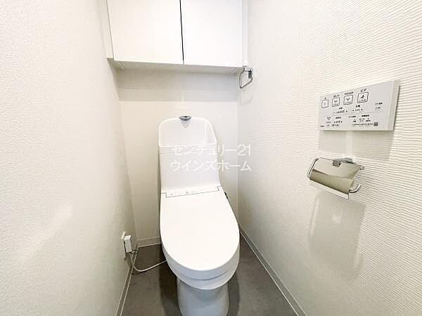 トイレも新規交換済みなので気持ち良くお使いいただけます！温水洗浄機能搭載なのでボタン一つで心地良い温水での素早い洗浄が可能です。予備のトイレットペーパーや掃除用洗剤を置いておける収納も設けました！