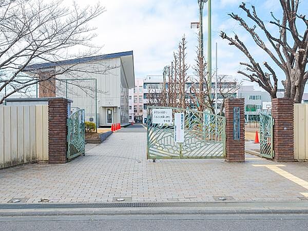 戸田市立新曽中学校まで1000m