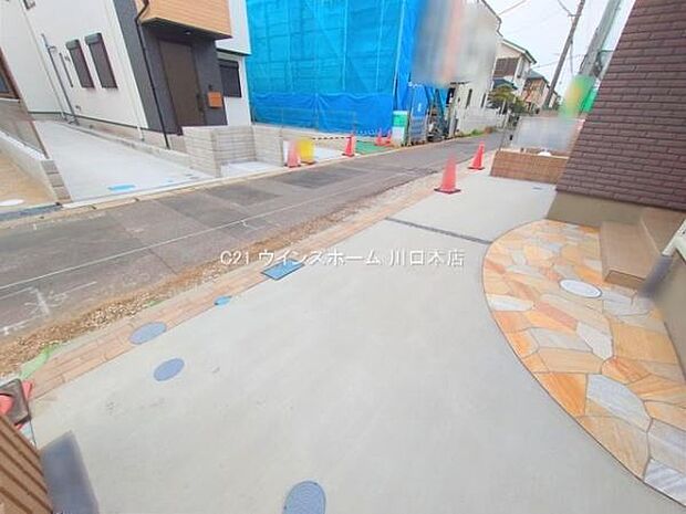 敷地内にゆとりある駐車スペースを確保。