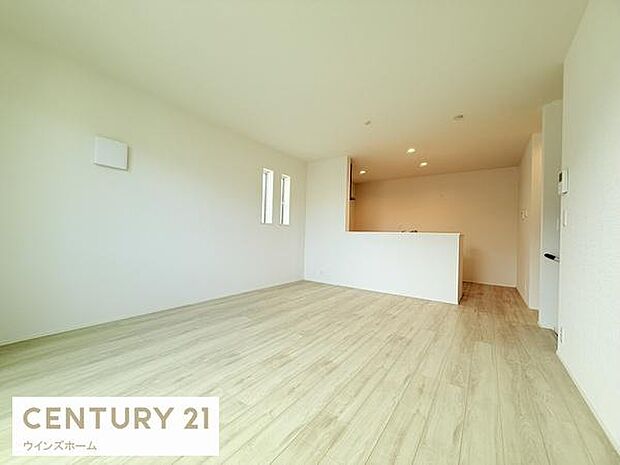 15.75帖のLDKは家族全員がゆったりとくつろげる空間です。リビングとダイニングを自由に使い分けられるため、様々なライフスタイルに対応します!