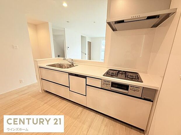 人気の対面式キッチンを採用しました。リビングダイニングを一望できるので、お料理をしながらでも、ご家族とのコミュニケーションを楽しめます!