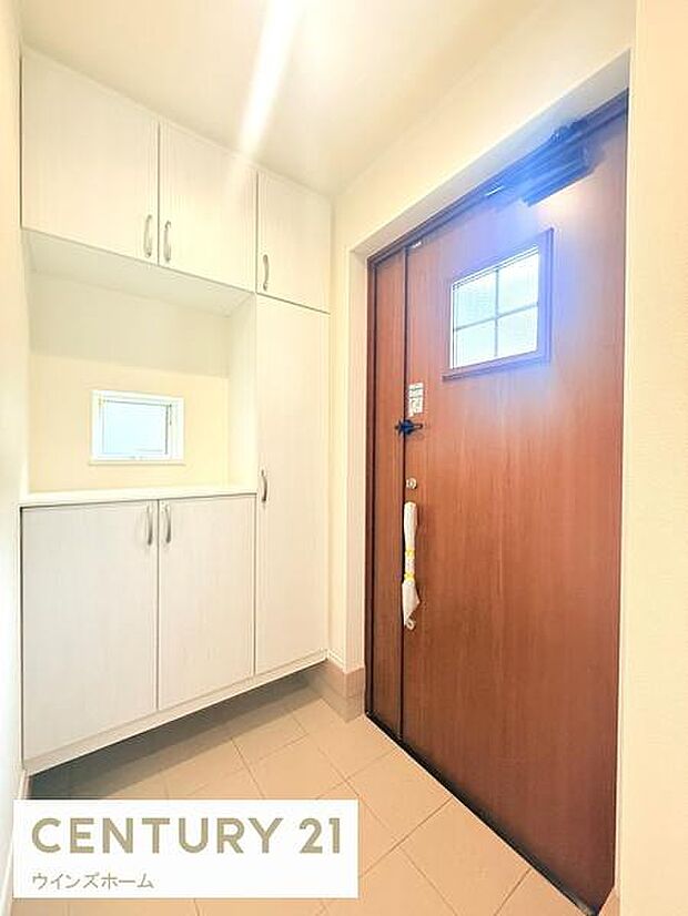 落ち着いた空間を演出し、ご家族や来客者を気持ちよく出迎えます。収納力の高いシューズボックスも設置され玄関をスッキリと保てます!