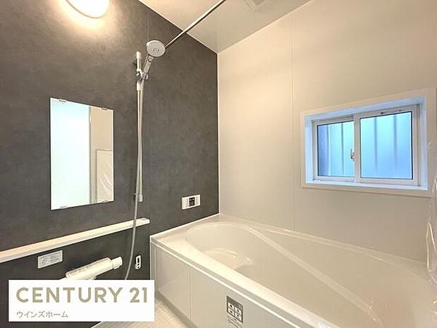 広いお風呂スペース!心と身体をリフレッシュさせる癒しの空間でもあるバスルーム!窓がついていて明るく換気もバッチリです!