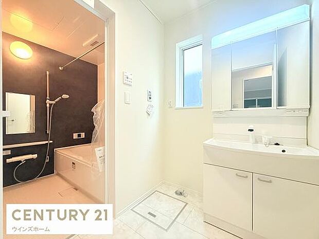 洗面化粧台は三面鏡を採用しております。鏡裏収納となっているので細やかなものまでしっかりと収納が可能です。