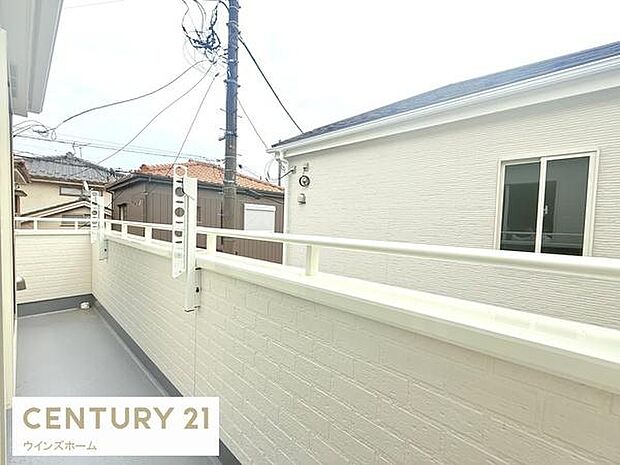 2部屋から出入り可能なバルコニー!広いスペースで洗濯物が干しやすいです!