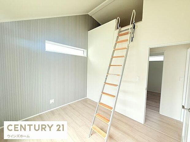 バルコニーに面した洋室5.25帖は、コンパクトながら収納力も備えた快適空間。陽光がたっぷり差し込む明るい室内は子ども部屋や趣味部屋、テレワークスペースにもぴったり。ロフト付きで収納豊富です！