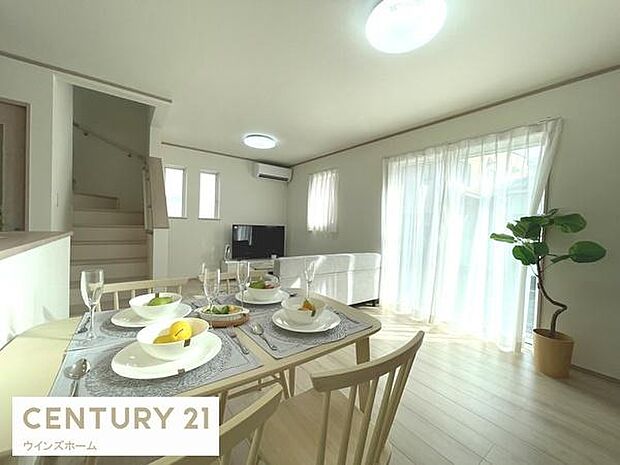 約15帖の広々としたLDKは家族みんながゆったり寛げます！南向きで陽当たり良好です！