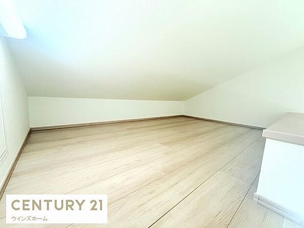 梯子をのぼった先には、、、容量たっぷりのロフト！収納としてだけでなく、自由な発想を生かした空間づくりも楽しめそうです！