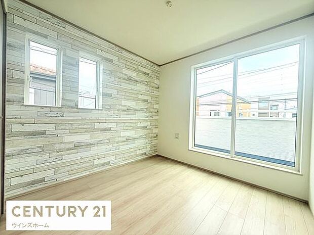 バルコニーに面した洋室5.25帖は、コンパクトながら収納力も備えた快適空間。陽光がたっぷり差し込む明るい室内は子ども部屋や趣味部屋、テレワークスペースにもぴったり。