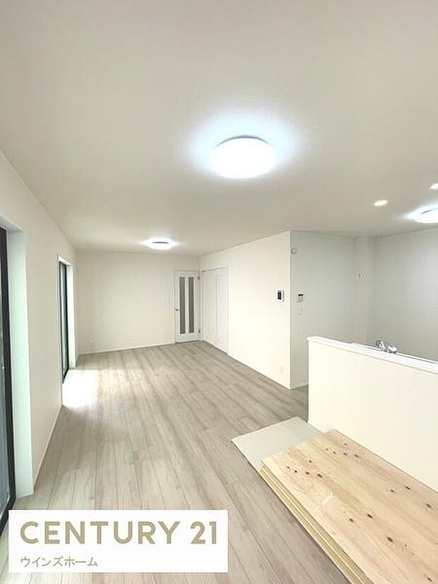 1階リビング 明るく開放的なリビングが魅力の一室。洗練された内装と自然光に包まれる心地よい空間で、日々の暮らしがより豊かになります。