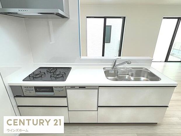 人気の対面式キッチンはリビング、ダイニングを一望できます!キッチンは作業スペースも広々、収納にも困りません!