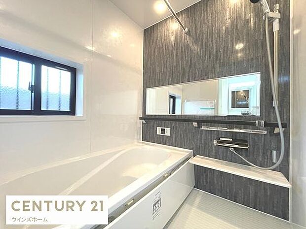 窓付き浴室で換気良好!広々とした浴室とゆったり浸かれるバスタブが、毎日の疲れを癒してくれます。