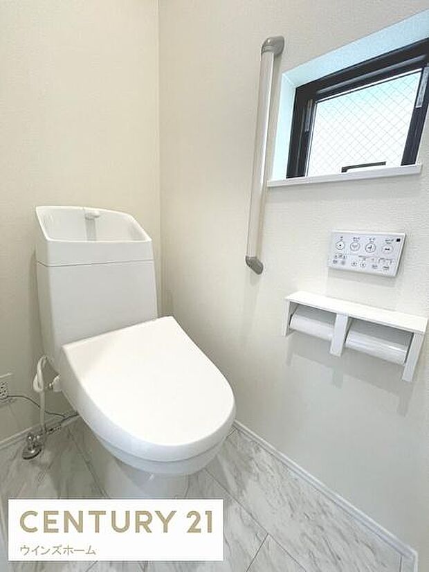 トイレは1・2階に設置され、シャワートイレが内蔵されています。窓もあるため換気も十分おこなえます!