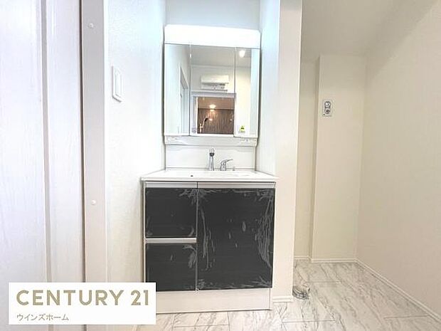 広々サイズの三面鏡付き洗面化粧台。合わせ鏡で後ろのスタイリングも楽ちんです。鏡の後ろは収納になっているので細々したものを収納でき、スッキリとした洗面周りになります!