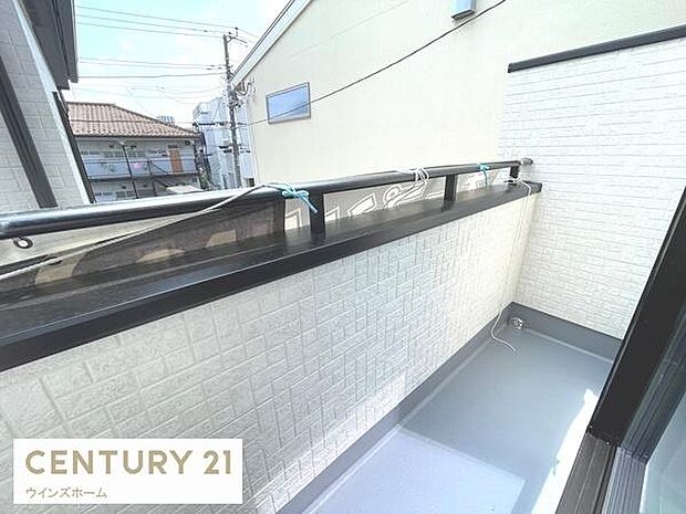 バルコニーは2か所に設置され、用途に合わせて使い分けを可能にしてくれます。陽当たり良好で洗濯物もタップリ乾かせます!