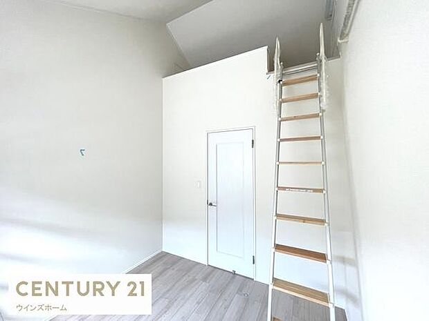 採光をしっかり取り入れた明るい室内!上部にロフトを設けており、収納力のあるお部屋は寝室にも子供部屋にもぴったりの空間です!