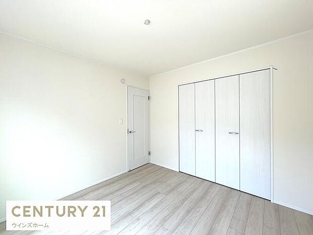 バルコニーに面した洋室はクローゼットをご用意した快適空間。陽光がたっぷり差し込む明るい室内!