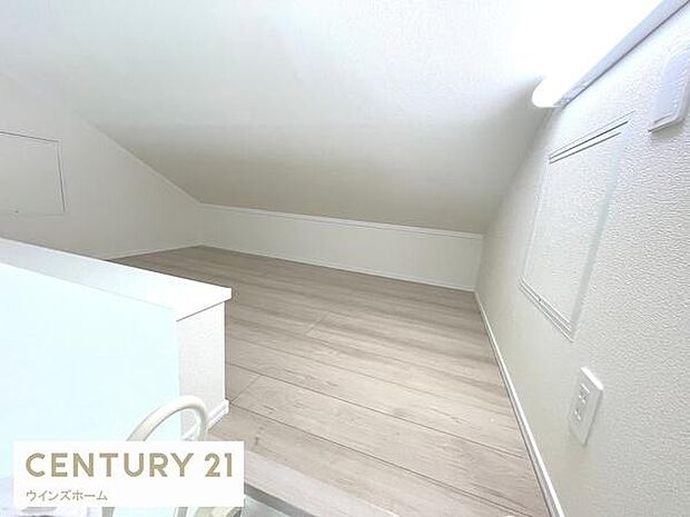 梯子をのぼった先には、、容量たっぷりの3帖ロフト!収納としてだけでなく、自由な発想を生かした空間づくりも楽しめそうです!