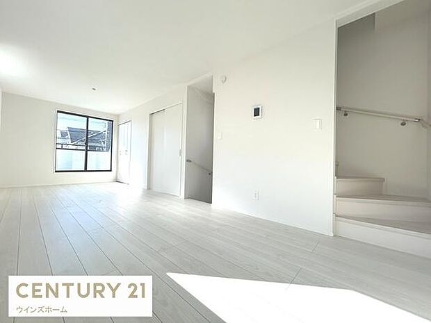 LDKは17帖と広々！バルコニーに面し暖かな陽光あふれるリビングダイニング。家族の会話が自然と生まれる、心地よい住空間！