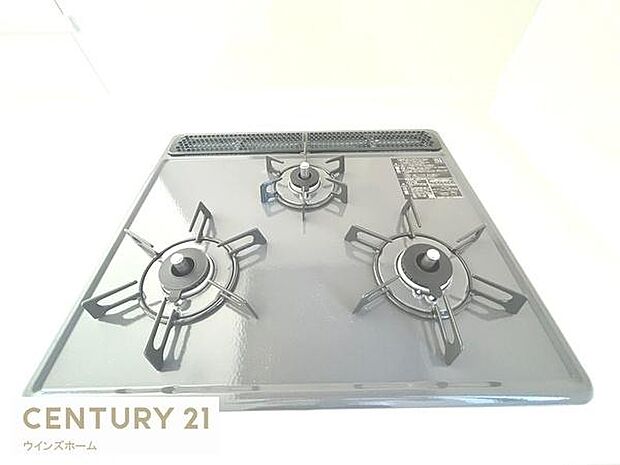 3口ガスコンロを採用し、同時調理が可能。お料理の効率が上がる機能的で清潔感のあるキッチン。