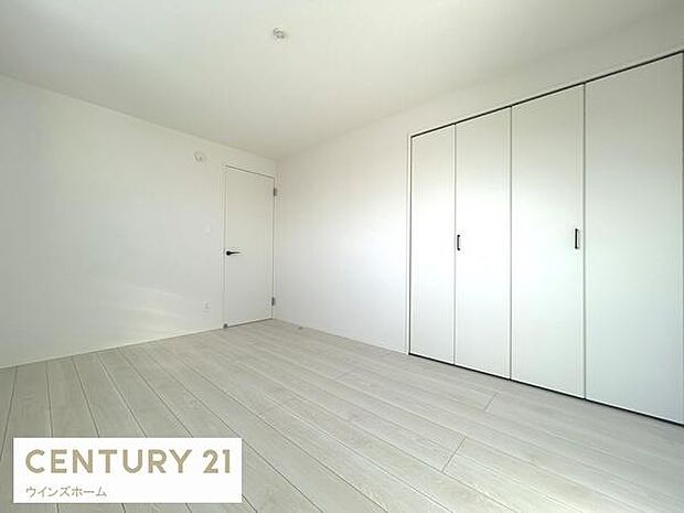 広々クローゼットを備えた洋室は、衣類や荷物をすっきり収納でき快適。寝室や子ども部屋に最適で、家具配置もしやすく生活スタイルに合わせて使えます。