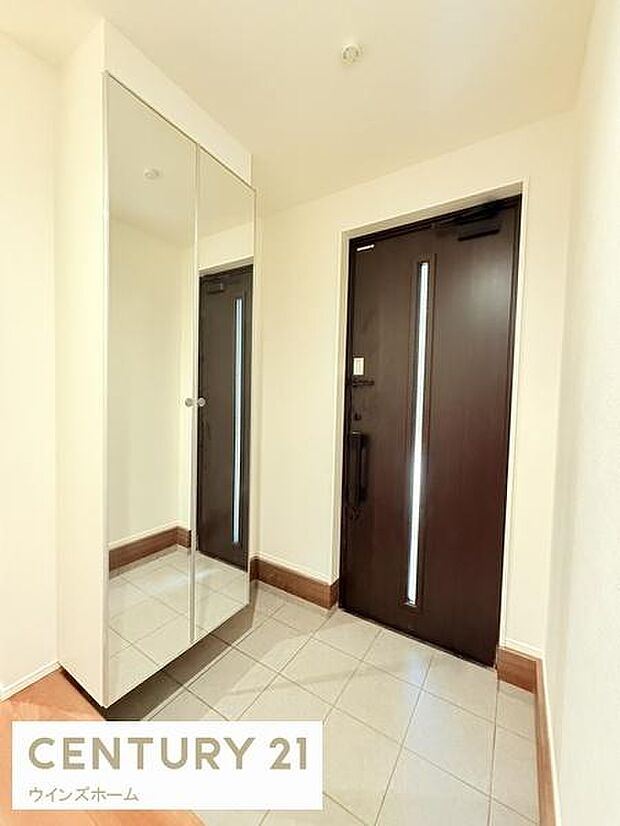 白を基調とした明るい玄関は、豊富な収納でスッキリと片付き、清潔感のある印象に。毎日の出入りが快適になる機能的な空間です。姿見付きで玄関に奥行を持たせます。