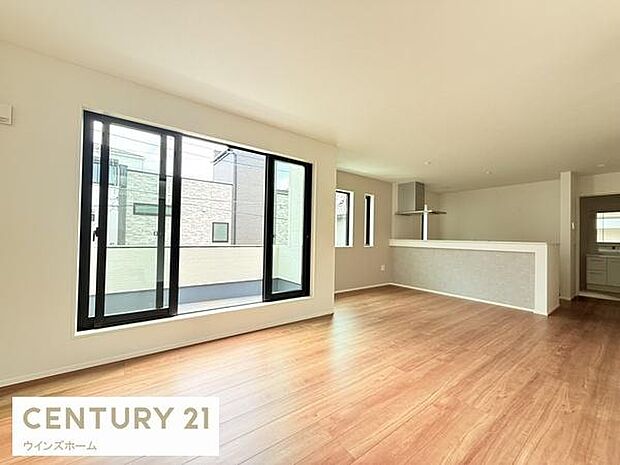 プライバシー性の高い2階リビング。19帖のLDKは家族全員がゆったりとくつろげる空間です。バルコニーにつながる大きな窓が特徴的な明るいお部屋。