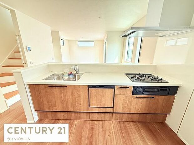 スタイリッシュなシステムキッチンは、収納力と機能性を兼ね備え、料理が楽しくなる空間。リビングとつながるレイアウトも魅力です。