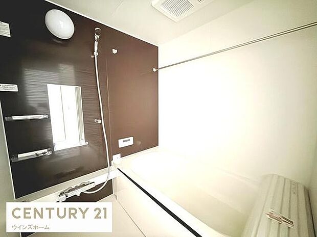 ゆったりとした広さのお風呂スペース!心と身体をリフレッシュさせる癒しの空間でもあるバスルーム!浴室乾燥暖房機付きです!