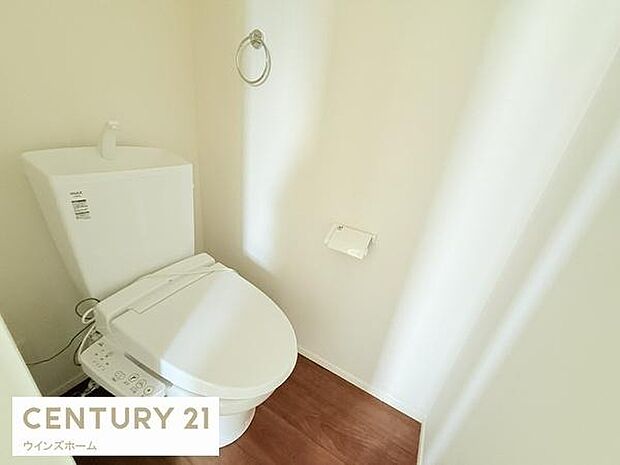 トイレは1・3階に設置され、シャワートイレが内蔵されているので使用後はスッキリ爽快!