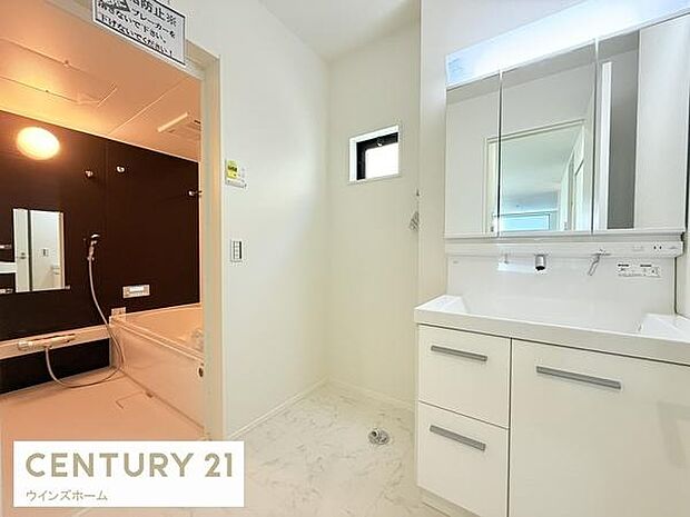 洗面室はゆとりある広さで毎朝の準備も快適です。洗面台収納には、お洗濯用品やスキンケア用品などしっかり収納できるようスペースも充実しています!