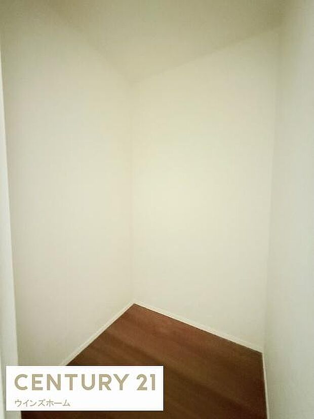 1階ホール部分に納戸をご用意!たっぷり収納可能なので、お部屋がすっきり片付きます。