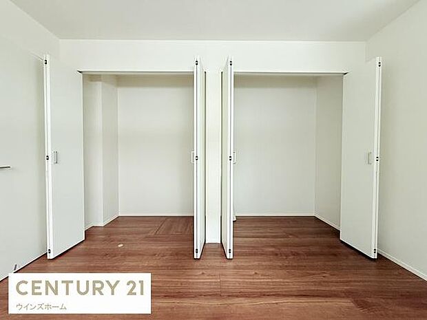 クローゼットが2ヵ所設置されており収納スペース豊富です!各部屋のクローゼットが大きく収納力があるので、スッキリ片付きます!