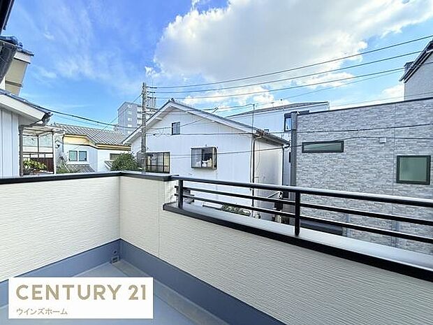 バルコニーは2か所に設置され、用途に合わせて使い分けを可能にしてくれます。陽当たり良好で洗濯物もタップリ乾かせます!