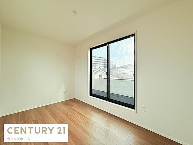 南向きのバルコニーからの採光がたっぷり、明るい室内!寝室にも子供部屋にもぴったりの空間です!