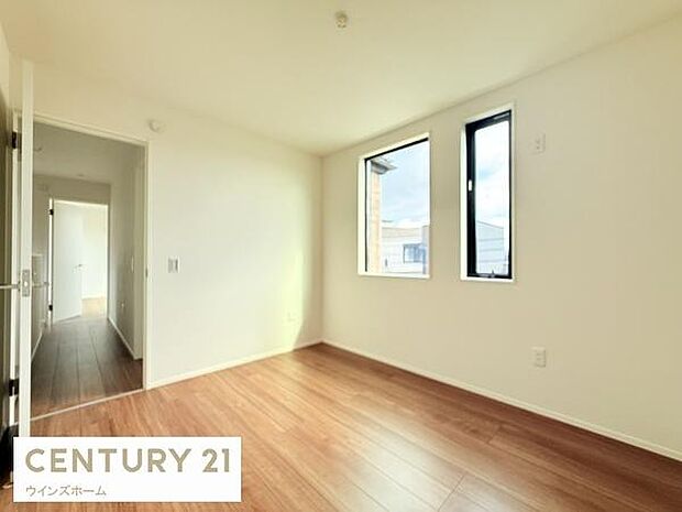 シンプルなデザインが魅力の洋室。ゆったりサイズのクローゼット付きで衣類や荷物もスッキリ収納できます。