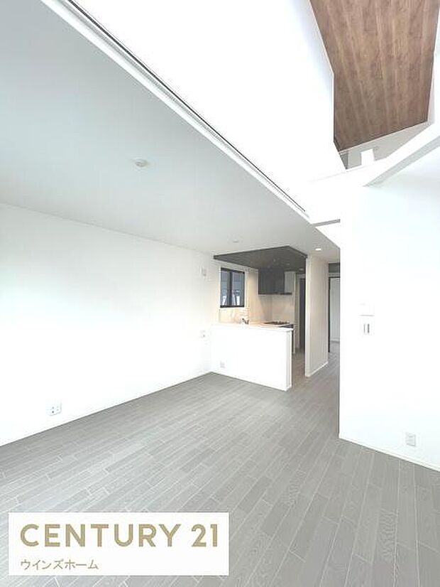 明るく開放的なリビングが魅力の一室。洗練された内装と自然光に包まれる心地よい空間で、日々の暮らしがより豊かになります。