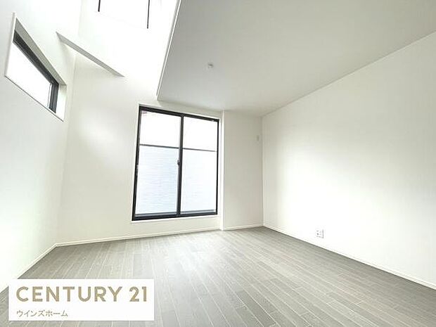 16帖超のLDKは家族全員がゆったりとくつろげる空間です。リビングとダイニングを自由に使い分けられるため、様々なライフスタイルに対応します!開放感ある吹抜けのリビング！