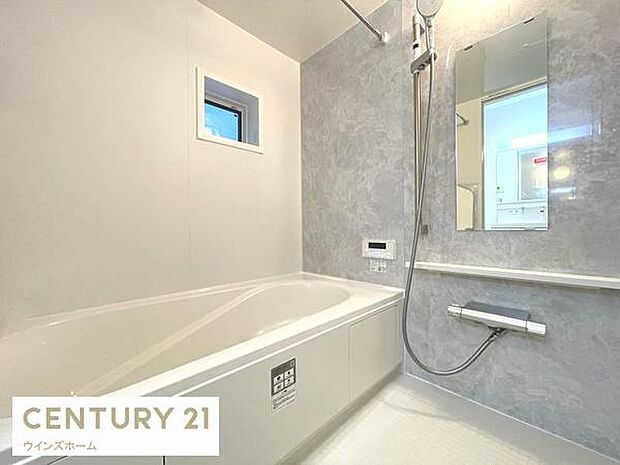 ゆったりとした広さのお風呂スペース!心と身体をリフレッシュさせる癒しの空間でもあるバスルーム！浴室乾燥機付きです！