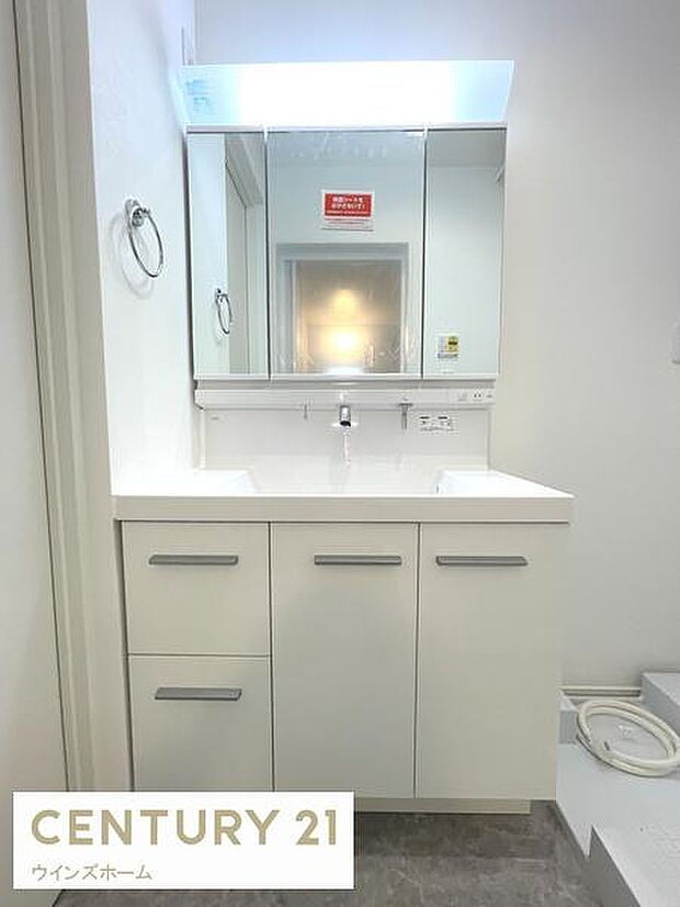 広々サイズの三面鏡付き洗面化粧台。合わせ鏡で後ろのスタイリングも楽ちんです。鏡の後ろは収納になっているので細々したものを収納でき、スッキリとした洗面周りになります!