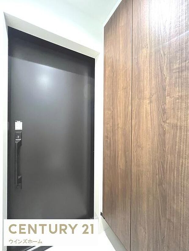 重厚感のある「茶」の配色により落ち着いた空間を演出し、ご家族や来客者を気持ちよく出迎えます。