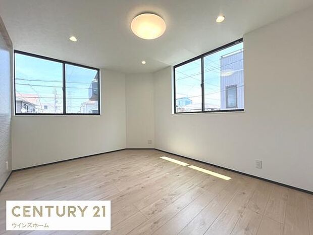 家族のコミュニケーションのとりやすいリビングイン階段採用！採光たっぷりな明るい心地よい空間です！