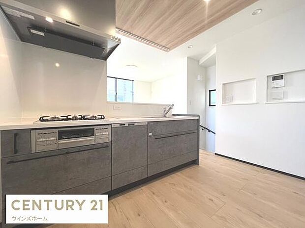 人気の対面式キッチンはリビング、ダイニングを一望できます！キッチンは作業スペースも広々、収納にも困りません！