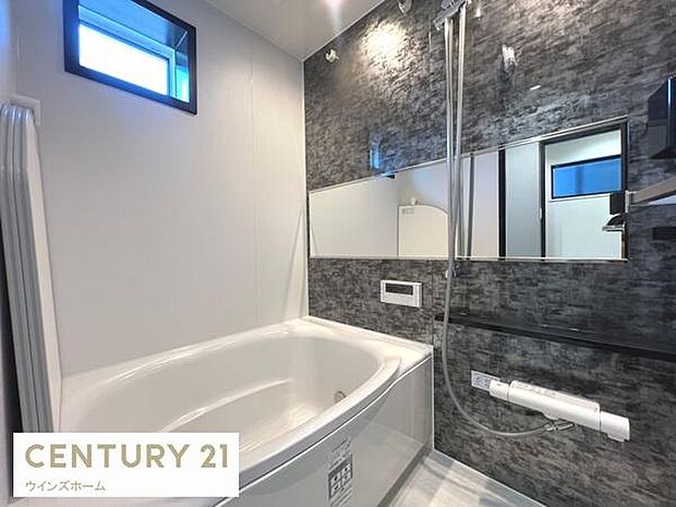 窓付き浴室で換気良好！ゆったり浸かれるバスタブが、毎日の疲れを癒してくれます。