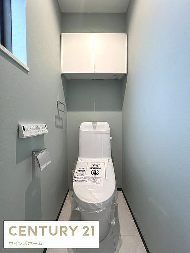 トイレは2階に設置され、シャワートイレが内蔵されているので使用後はスッキリ爽快！窓もあるため換気も十分おこなえます！